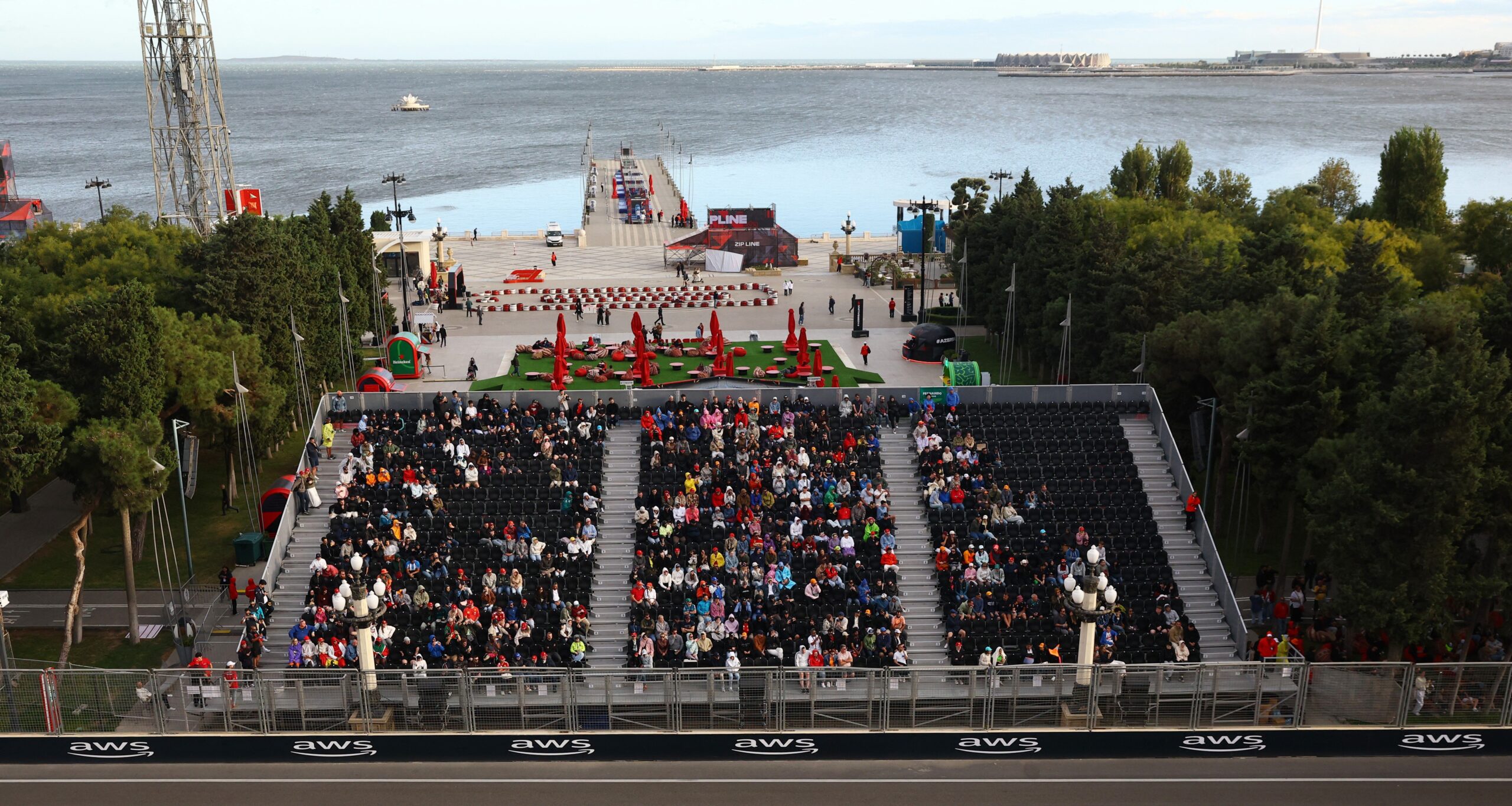 Verstappen supera seis bandeiras vermelhas e garante pole position em Baku - Imagem do artigo