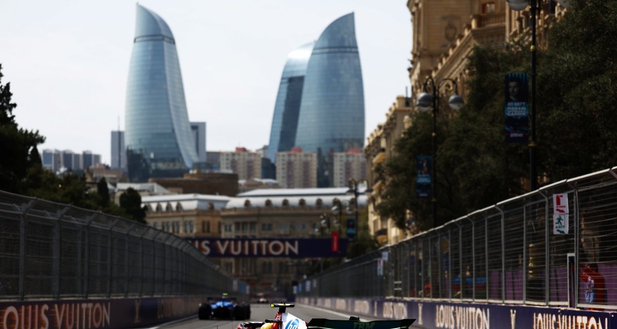 Hamilton lidera Ferrari em dobradinha no segundo treino livre do GP do Azerbaijão - Imagem do artigo