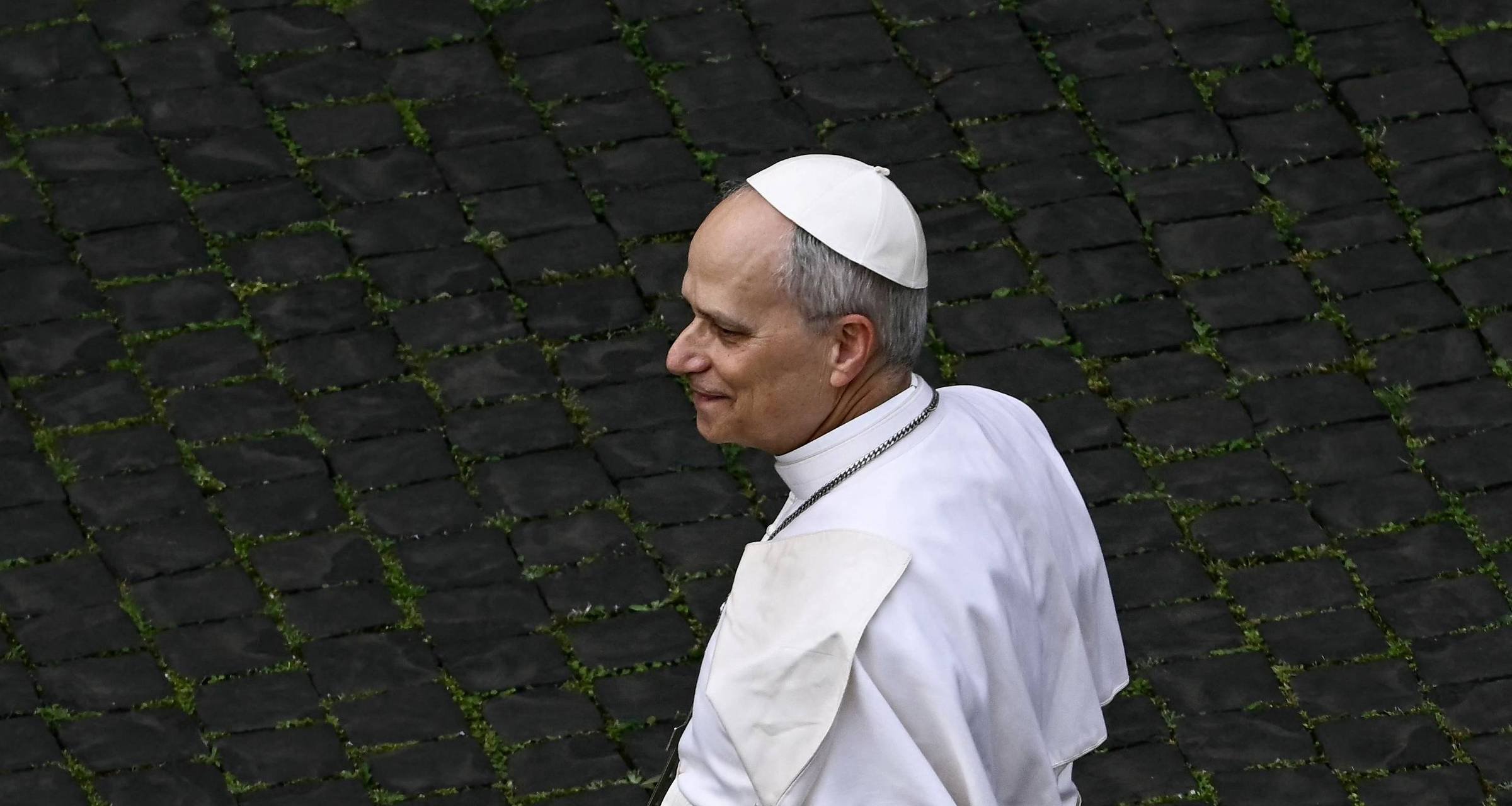 Leão 14 tenta consolidar estilo próprio enquanto memória de Francisco domina o Vaticano - Imagem do artigo