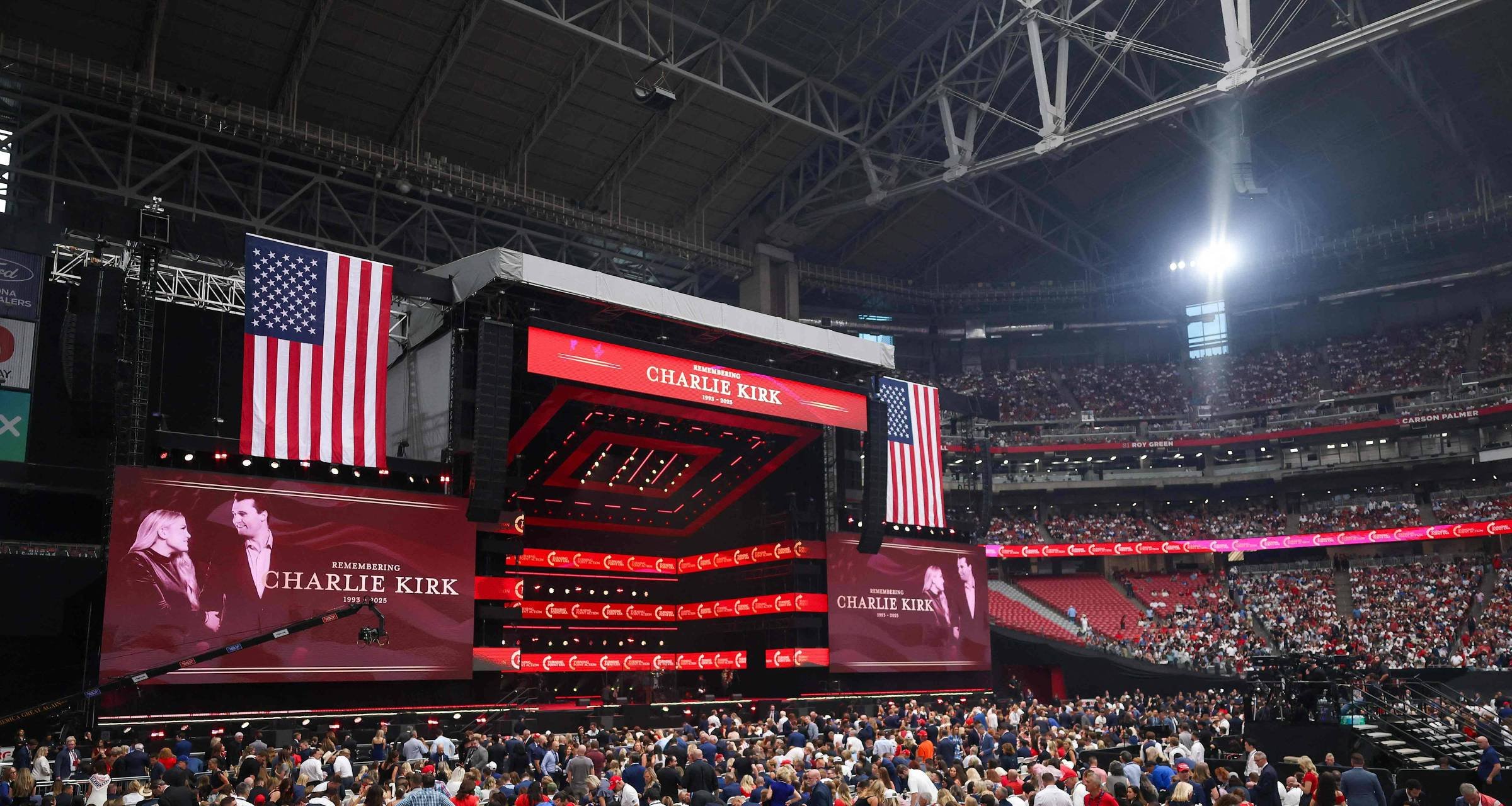 Funeral de Charlie Kirk reúne mais de 90 mil pessoas sob segurança máxima no Arizona - Imagem do artigo