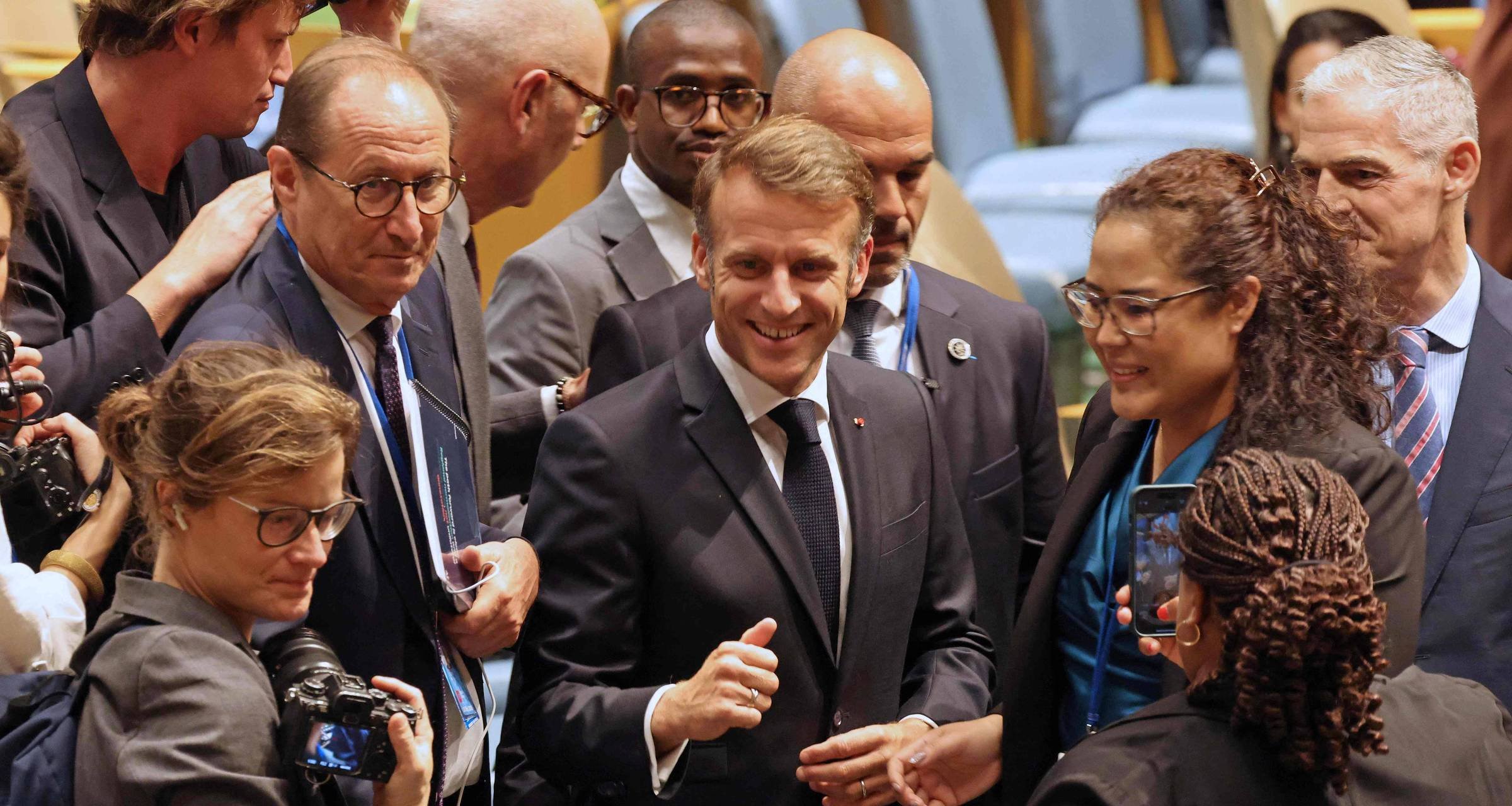 Macron é parado pela polícia em Nova York durante passagem da comitiva de Trump - Imagem do artigo