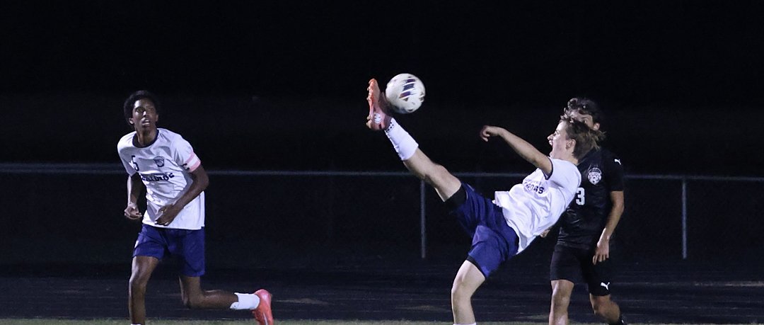 Bulldogs se destacam em cross-country, liderança no futebol e vitória dividida no vôlei - Imagem do artigo