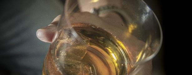 Intoxicação por metanol expõe rede mundial de bebidas clandestinas e falhas de fiscalização - Imagem do artigo original