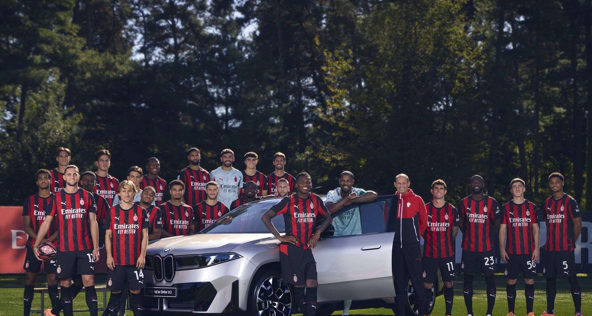 BMW apresenta novo iX3 ao elenco do AC Milan e reforça parceria até 2026 - Imagem do artigo