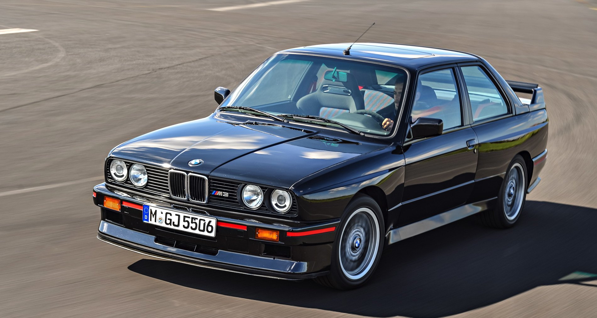BMW apresenta E30 M4, combinação extrema do clássico M3 com mecânica do M4 moderno - Imagem do artigo