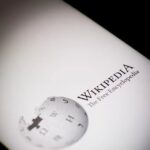 Tráfego humano da Wikipedia recua 8% e fundação aponta IA e redes sociais como causa