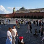 População russa encolhe e envelhece, e Kremlin recorre a leis restritivas