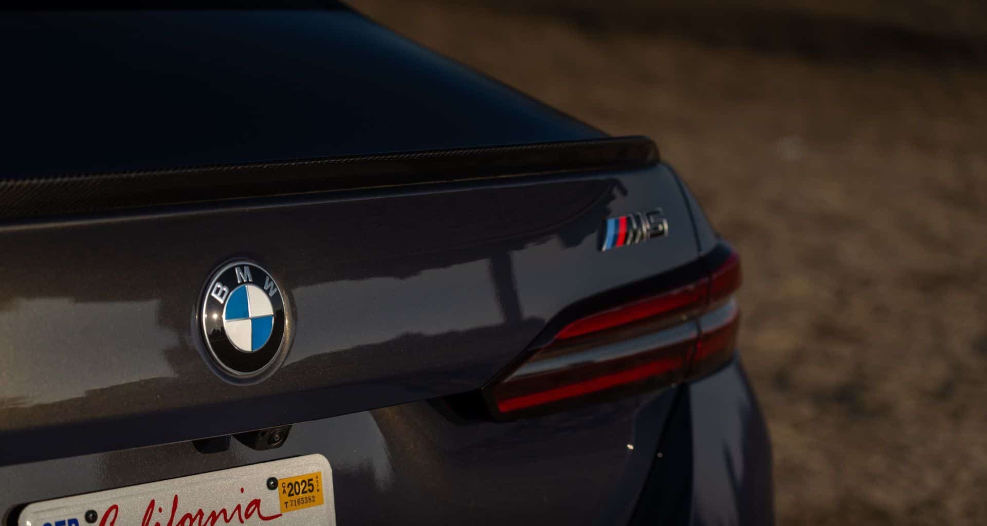 BMW coloca M5 e piloto de BMX frente a frente em vídeo de manobras radicais - Imagem do artigo