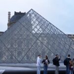 Suspeitos são presos pelo roubo de joias da coroa no Museu do Louvre Suspeitos são presos pelo roubo de joias da coroa no Museu do Louvre