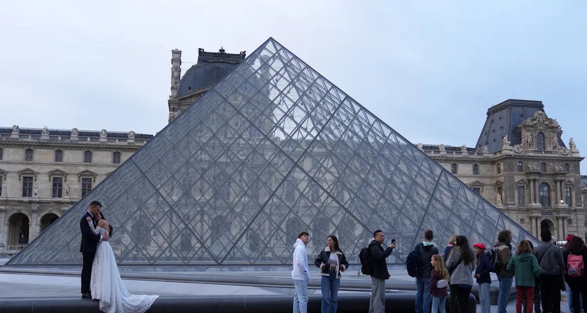 Suspeitos são presos pelo roubo de joias da coroa no Museu do Louvre - Imagem do artigo