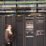 Consumidores temem aumento na conta de luz com crescimento de data centers e IA, diz pesquisa