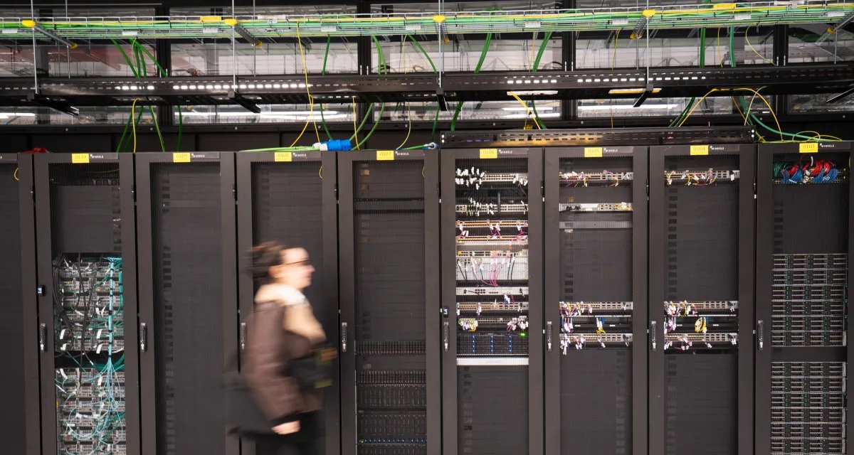 Consumidores temem aumento na conta de luz com crescimento de data centers e IA, diz pesquisa - Imagem do artigo