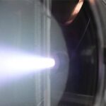 Projeto europeu desenvolve feixe iônico para remover detritos espaciais