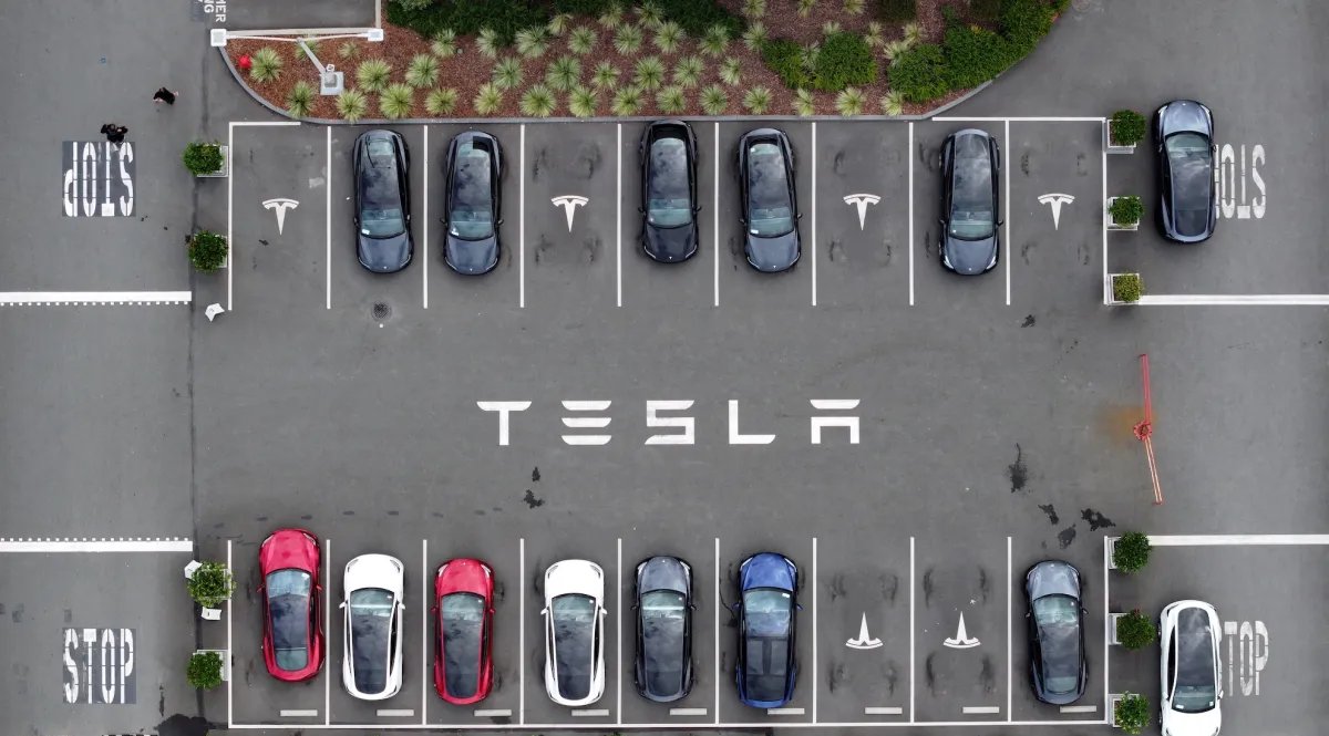 Vendas anuais da Tesla recuam 9% em 2025 e BYD assume liderança global em veículos elétricos - Imagem do artigo