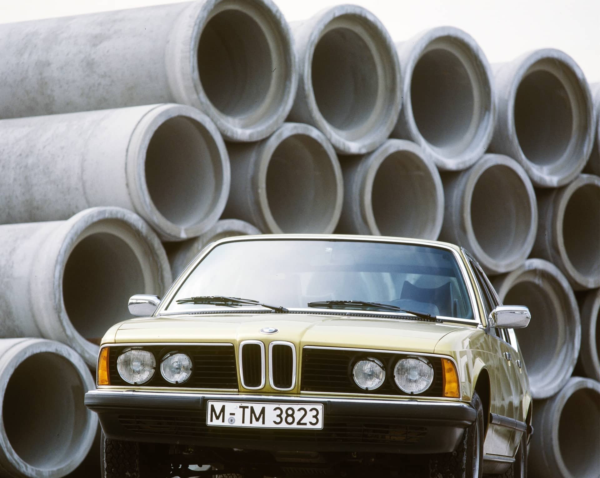 BMW resgata imagens de protótipos da Série 7 E23 com camuflagem incomum - Imagem do artigo