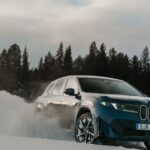 BMW iX3 2026 domina drifting em lago congelado na Suécia BMW iX3 2026 domina drifting em lago congelado na Suécia