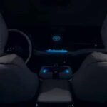 Toyota antecipa interior de SUV de três fileiras com iluminação azul e teto panorâmico