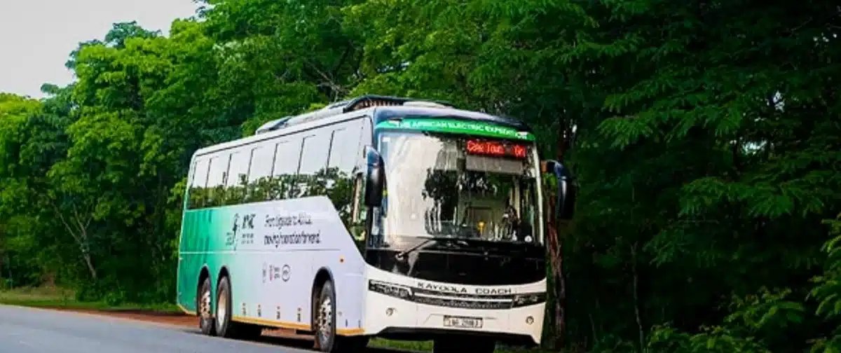 Kayoola E-Coach 13M: ônibus elétrico de 65 lugares promete até 500 km de autonomia - Imagem do artigo