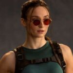 Sophie Turner grava cena de paraquedismo sem dublê na série Tomb Raider
