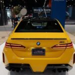 BMW exibe M5 G90 em Speed Yellow no Salão de Chicago 2026