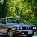 BMW Série 5 E28 faz 45 anos e relembra marcos técnicos da montadora