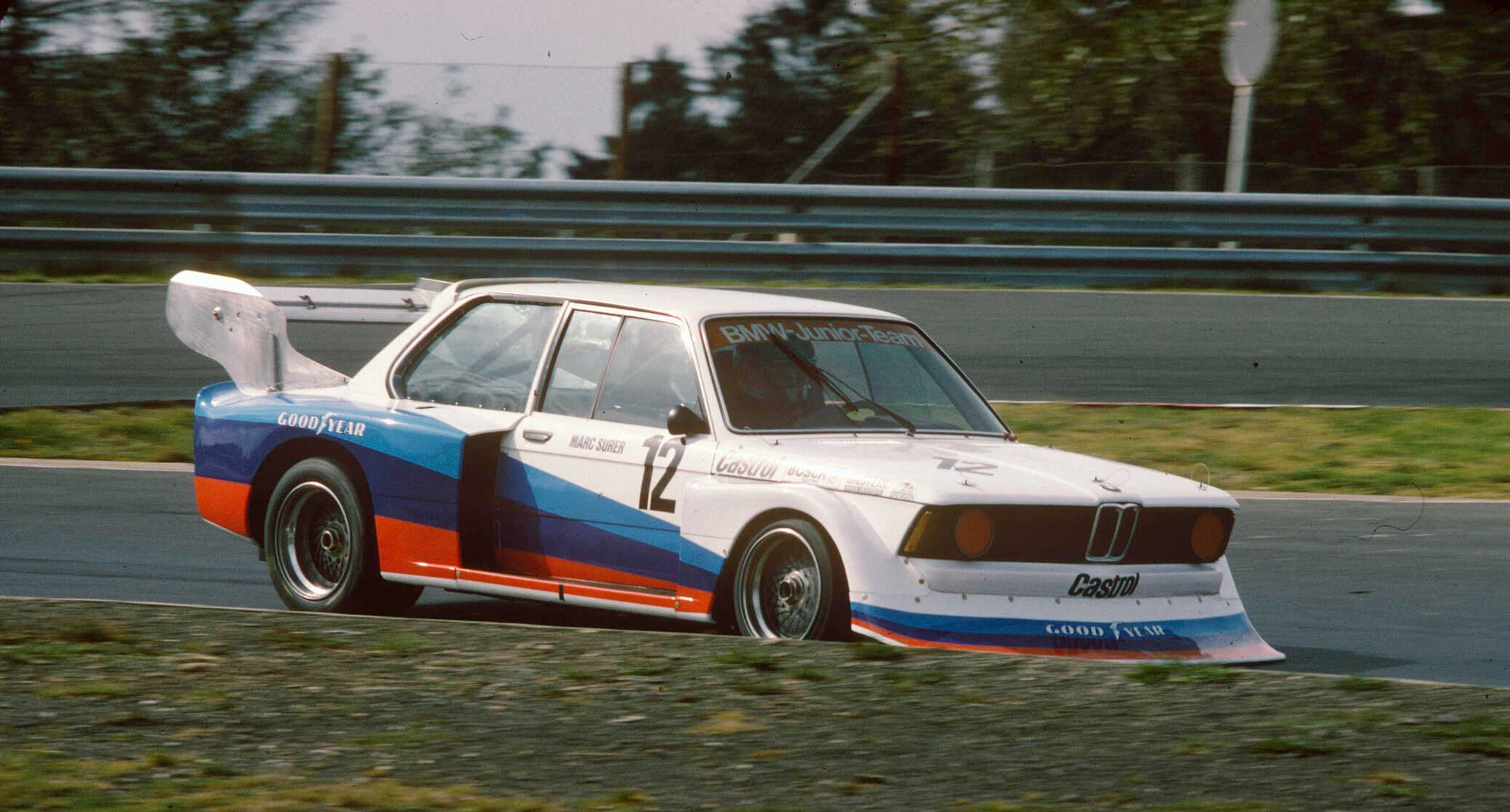 BMW recorreu a um Série 5 básico para levar 320 de corrida que não cabia no caminhão - Imagem do artigo