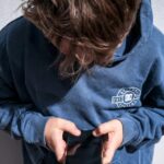 Países aceleram criação de leis para proibir redes sociais a menores de idade