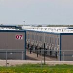 Empresa que administra centro de detenção do ICE vê grande oportunidade em “man camps” para obras de IA Empresa que administra centro de detenção do ICE vê grande oportunidade em “man camps” para obras de IA