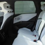 BMW apresenta iX3 2026 com interior branco em configuração de volante à direita BMW apresenta iX3 2026 com interior branco em configuração de volante à direita