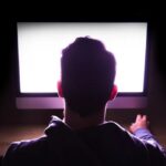 Advogado vê risco de ataques em massa após casos de delírios induzidos por IA