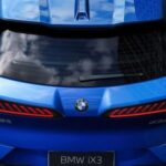 BMW mostra iX3 Long Wheelbase antes da estreia em Pequim; maçanetas mudam por exigência chinesa BMW mostra iX3 Long Wheelbase antes da estreia em Pequim; maçanetas mudam por exigência chinesa