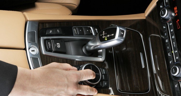 Chefe de design da BMW diz que interior do Ferrari Luce confirma importância de botões físicos - Imagem do artigo original