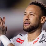 Neymar discute com torcedores do Santos após empate com o Recoleta na Sul-Americana Neymar discute com torcedores do Santos após empate com o Recoleta na Sul-Americana