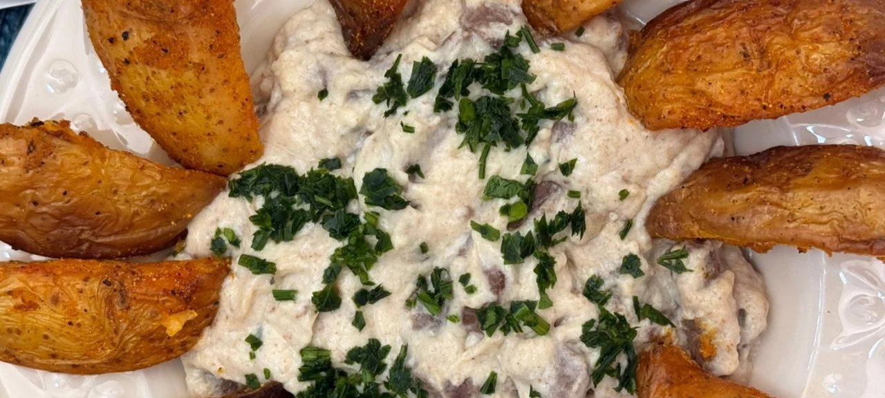 Chef detalha preparo de tirinhas de carne com creme de queijo e batatas rústicas - Imagem do artigo