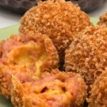 Chef Gisa Holtz ensina bolinho crocante de linguiça com queijo derretido