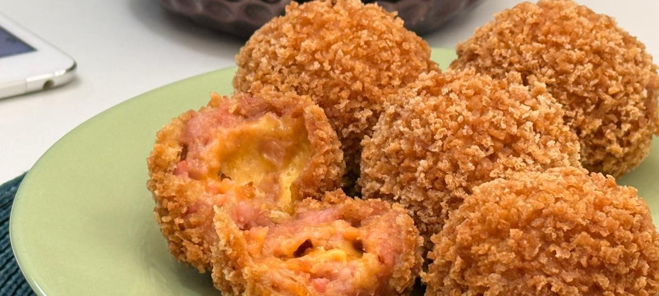 Chef Gisa Holtz ensina bolinho crocante de linguiça com queijo derretido - Imagem do artigo