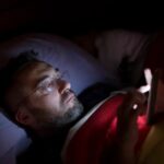 Noscroll lança robô de IA que faz o doomscrolling por você e envia resumos por SMS