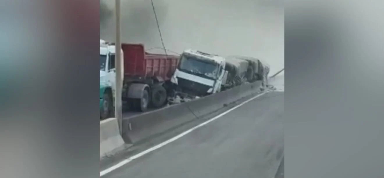Explosão após choque entre carretas causa bloqueio e lentidão na Rodovia do Contorno - Imagem do artigo