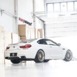 Rodas douradas dão novo destaque ao BMW M6 Coupé em Alpine White