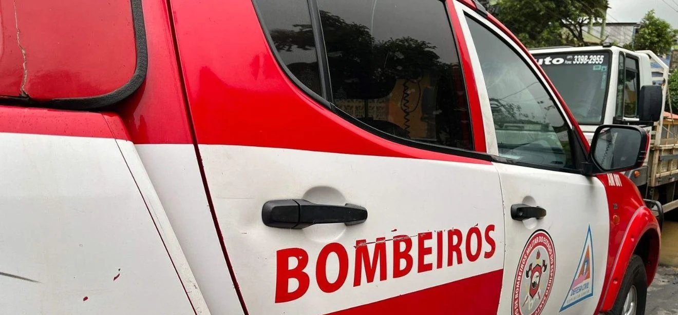 Duas pessoas ficam presas às ferragens após colisão em São Mateus - Imagem do artigo