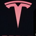 TechCrunch Mobility: Tesla planeja atualizar milhões de veículos, layoffs na Redwood Materials e novos investimentos no setor de transporte