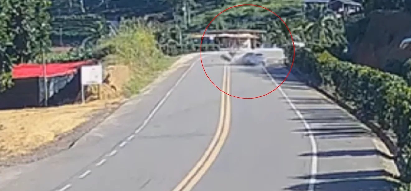 Motociclista se machuca após invadir pista e bater em carro na ES-344 - Imagem do artigo