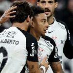 Corinthians mantém campanha perfeita na Libertadores; Fluminense afunda no grupo