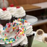 Receita detalha cupcake de chocolate com recheio cremoso e cobertura de chantilly