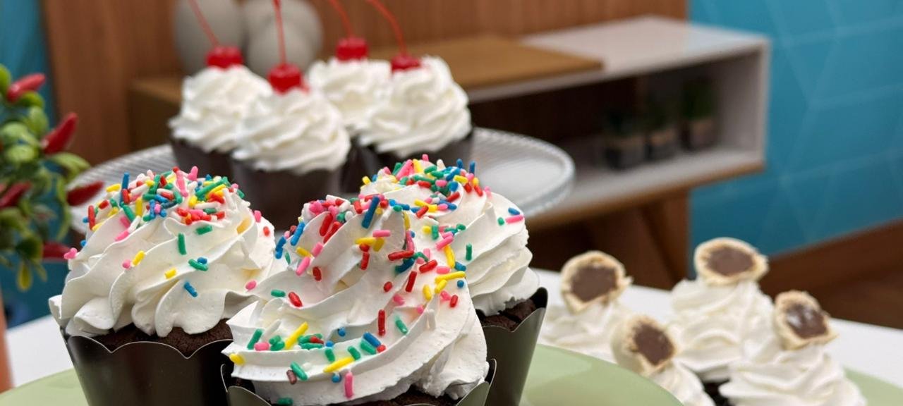 Receita detalha cupcake de chocolate com recheio cremoso e cobertura de chantilly - Imagem do artigo