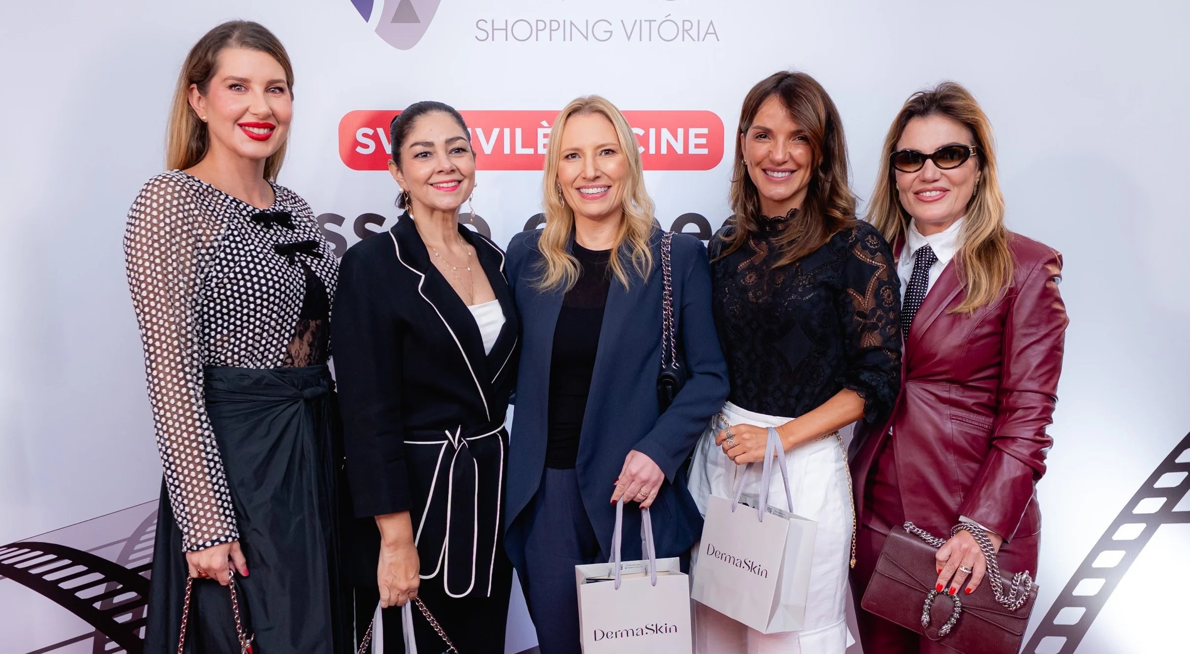 Convidados desfilam no tapete vermelho em pré-estreia de “O Diabo Veste Prada 2” no Shopping Vitória - Imagem do artigo