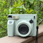Fujifilm apresenta Instax Wide 400, câmera instantânea com fotos em formato ampliado