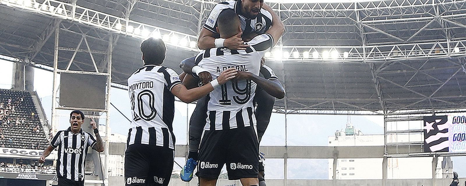 Arthur Cabral marca três vezes e Botafogo supera Corinthians no Nilton Santos - Imagem do artigo