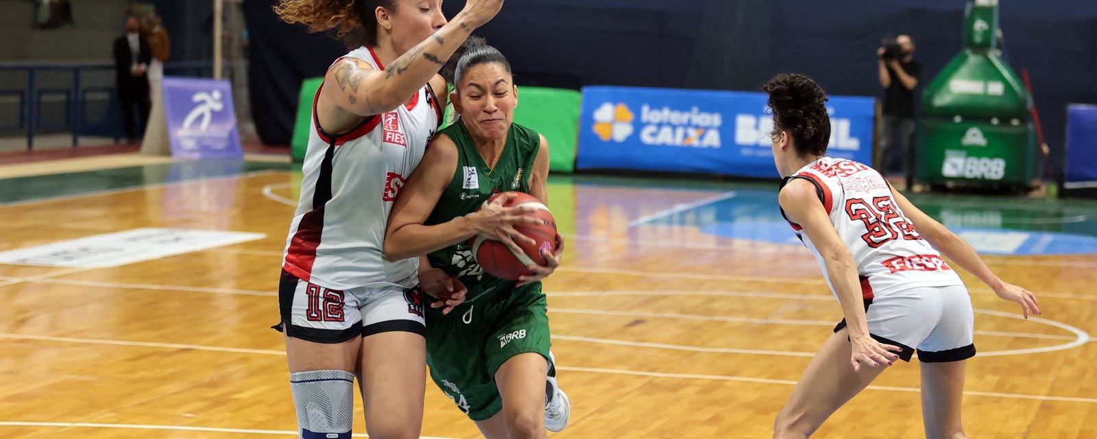 Sesi Araraquara supera Cerrado e cola no líder da LBF - Imagem do artigo