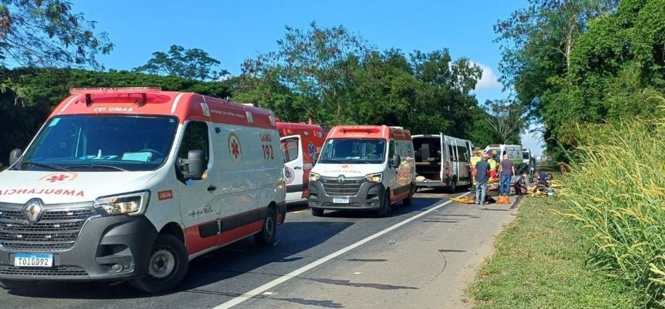 Colisão entre carro, van e moto na BR-101 mata uma pessoa e fere 17 em Linhares - Imagem do artigo original
